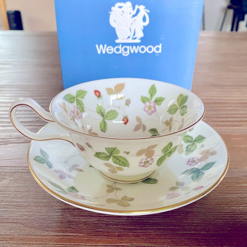 NEW WEDGEWOOD WILD STRAWBERRY PEONY TEACUP & SAUCER